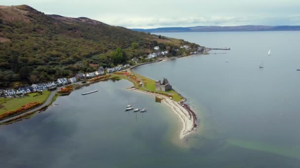 Αεροφωτογραφία Του Κάστρου Lochranza Στη Νήσο Arran Μια Συννεφιασμένη Μέρα — Αρχείο Βίντεο