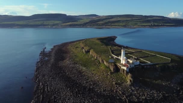 Flygfoto Över Pladda Fyr Arran Solig Dag Skottland Flyger Bort — Stockvideo