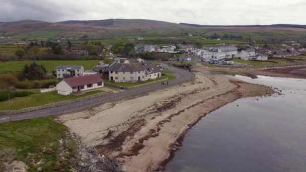 Widok Lotu Ptaka Szkockiego Miasta Blackwaterfoot Wyspie Arran Pochmurny Dzień — Wideo stockowe