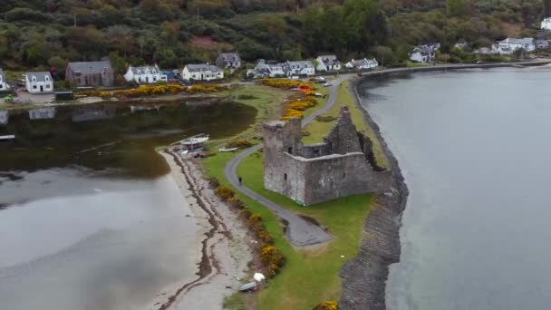 Vista Aérea Del Castillo Lochranza Isla Arran Día Nublado Escocia — Vídeos de Stock