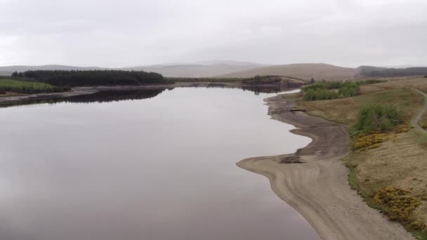 アルギルとビュート スコットランドで曇りの日にロッホ ルッサの空中ビュー Flying Loch Loch Dam — ストック動画