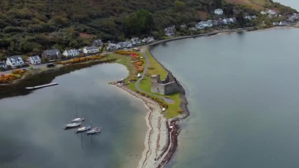 Vista Aérea Del Castillo Lochranza Isla Arran Día Nublado Escocia — Vídeos de Stock