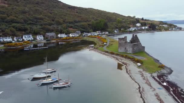 Vista Aérea Del Castillo Lochranza Isla Arran Día Nublado Escocia — Vídeos de Stock