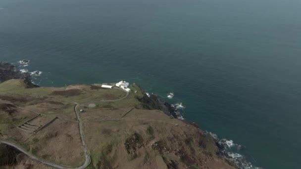 苏格兰Argyll和Bute Kintyre灯塔穆尔的空中景观 从左到右飞 灯塔在远方 — 图库视频影像