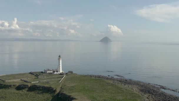 晴れた日にアラン島のプラダ灯台の空中ビュー スコットランド 右の灯台の周りを左に飛ぶ ズームで近いビュー — ストック動画