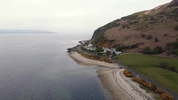 Vista Aérea Ciudad Escocesa Catacol Isla Arran Día Nublado Escocia — Vídeo de stock