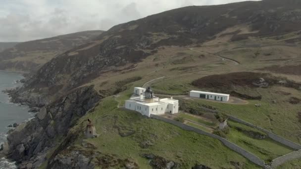 Luchtfoto Van Mull Kintyre Lighthouse Argyll Bute Schotland Wegvliegen Terwijl — Stockvideo
