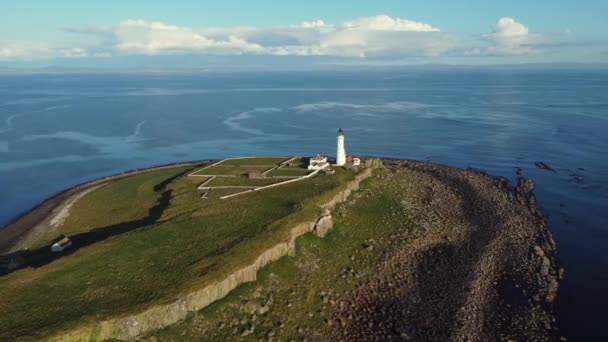 Вид Воздуха Маяк Пладда Острове Арран Солнечный День Шотландия Летающие — стоковое видео