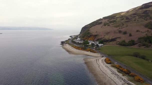 Luchtfoto Van Schotse Stad Catacol Het Eiland Arran Een Bewolkte — Stockvideo