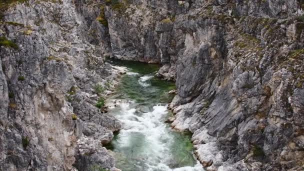 Rapido Fiume Montagna Che Scorre Attraverso Profondo Canyon Potente Ruscello — Video Stock