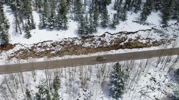Jeep Wrangler Dirigindo Através Montanhas Nevadas Viagem Estrada Aventura Solo — Vídeo de Stock