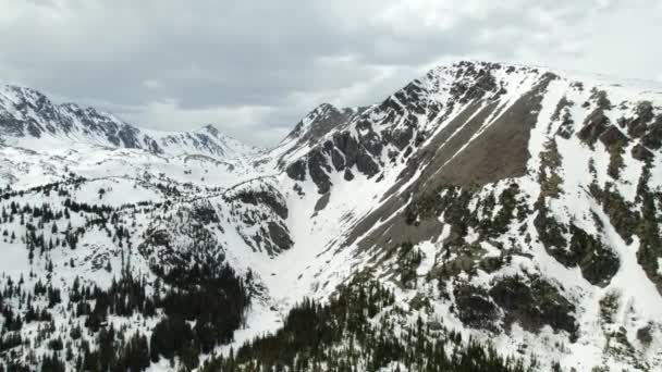 Orbite Aérienne Sommet Une Montagne Enneigée Échapper Vie Citadine Pour — Video