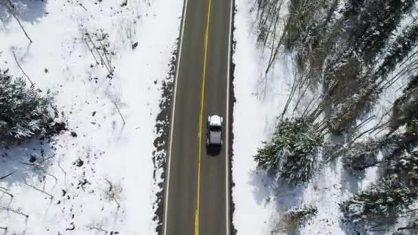 Jeep Wrangler Jazdy Przez Zaśnieżone Góry Samotna Przygoda Podróż — Wideo stockowe