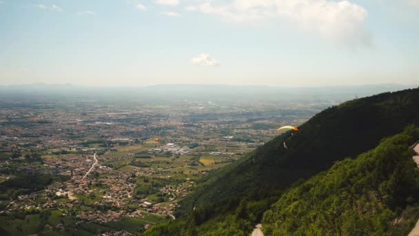 モンテ グラッパに近いパラグライダーで ポー渓谷を上空から眺めることができます イタリア — ストック動画
