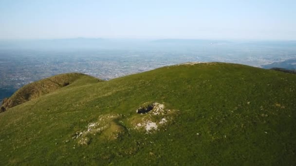グラッパ山と曲がりくねった田舎道を見下ろす素晴らしい空気の景色 イタリア — ストック動画