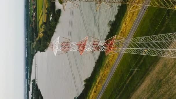 Talya Yüksek Voltaj Pilonları Nehri Üzerinde Hava Manzarası Dikey Biçim — Stok video