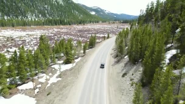 Luftaufnahme Eines Jeep Wranglers Der Entlang Des Zugefrorenen Sees Auf — Stockvideo