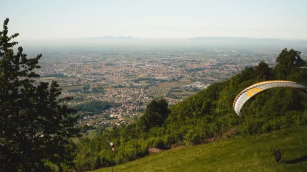 パラグライダーはモンテ グラッパから離陸し ポー渓谷とヨーロッパの丘の上空からの眺め イタリア — ストック動画