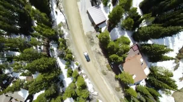 Jeep Wrangler Kör Genom Snöiga Berg Solo Äventyr Road Trip — Stockvideo