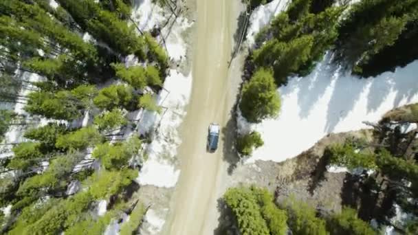 Drone Aleja Jeep Wrangler Conduciendo Través Montañas Nevadas Viaje Aventura — Vídeo de stock
