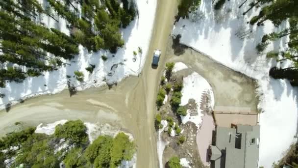 Drohne Folgt Jeep Wrangler Bei Fahrt Durch Verschneite Berge Solo — Stockvideo