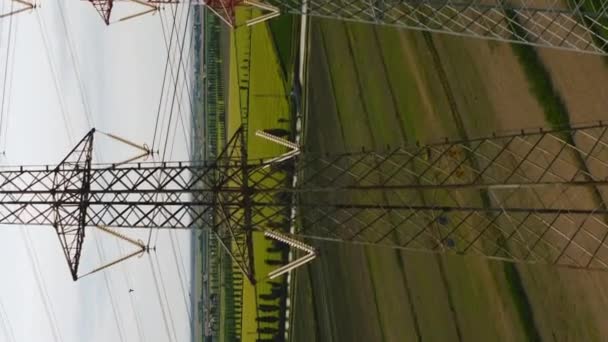Yüksek Voltaj Kulesinin Havadan Görüntüsü Dikey Video Biçimi — Stok video