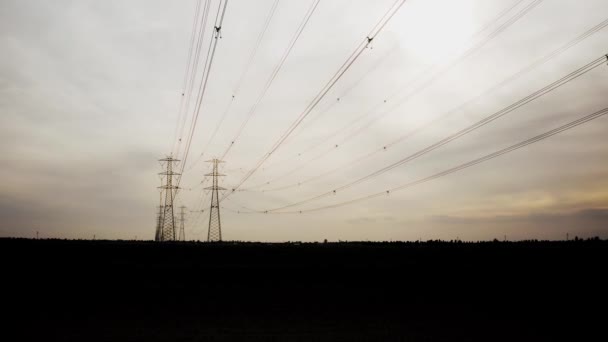 Pov Primera Persona Debajo Las Líneas Alta Tensión Atardecer — Vídeo de stock