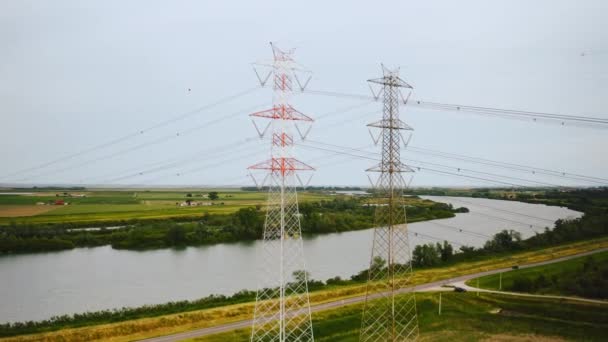 Luchtfoto Van Hoogspanningsmasten Kabels Met Italiaans Rivierlandschap Italië — Stockvideo