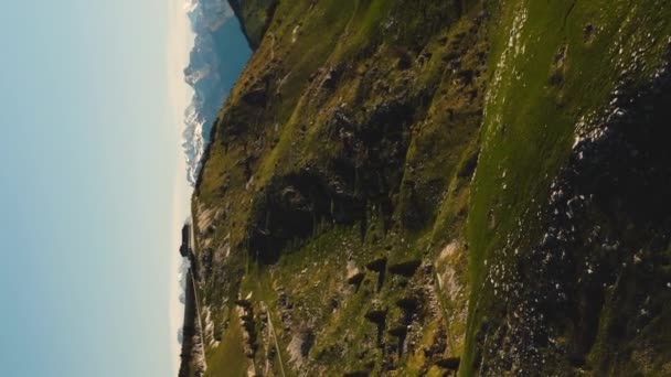 Letecký Pohled Vojenskou Svatyni Monte Grappa Dolomitské Hory Pozadí Svislý — Stock video