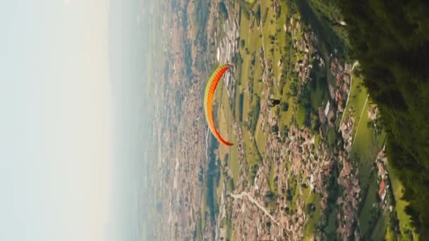 Paraglider Paragliding Dicht Bij Monte Grappa Italië Verticaal Videoformaat — Stockvideo