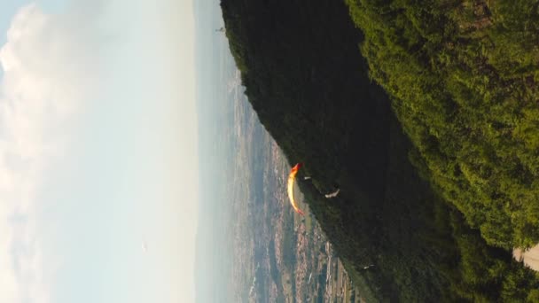 イタリアのモンテ グラッパの隣を飛ぶパラグライダーの空中ビュー 垂直ビデオフォーマット — ストック動画
