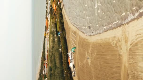 Вид Воздуха Кайтсерферов Наслаждающихся Ветреным Днем Порто Барриката Италии Вертикальный — стоковое видео