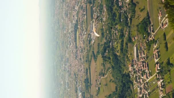 从空中俯瞰滑翔机飞越意大利的皮亚努拉 帕达纳 垂直视频格式 — 图库视频影像