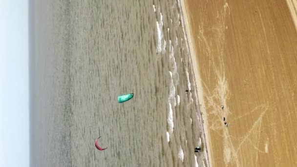 Vista Aérea Coloridos Kitesurfs Playa Porto Barricata Italia Formato Vertical — Vídeos de Stock