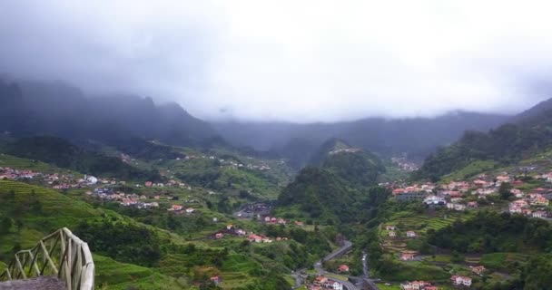 从葡萄牙法蒂玛夫人保护区俯瞰圣文森特绿树成荫的山谷和村庄 手持射击 — 图库视频影像
