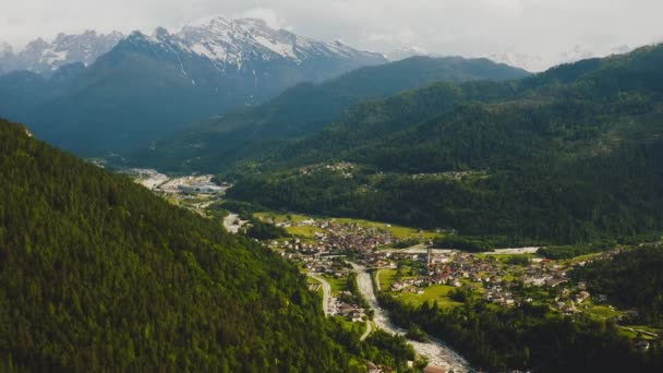 Veduta Aerea Sul Villaggio Taibon Agordino Veneto Tra Dolomiti — Video Stock