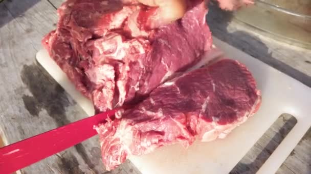 Chef Cortando Lomo Carne Fresca Tabla Picar Cerca — Vídeos de Stock