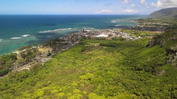 Vista Aérea Cima Tiro Drone Vista Das Montanhas Enquanto Segue — Vídeo de Stock