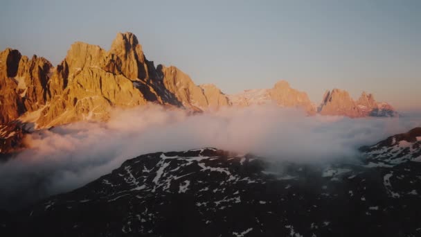 Mystieke Luchtfoto Toont Dichte Mist Wolken Zweven Tussen Gouden Verlichting — Stockvideo