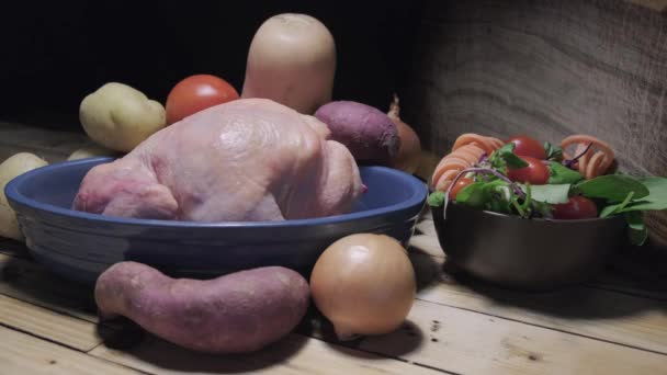 Static Wide Shot Surowy Kurczak Warzywa Stole — Wideo stockowe