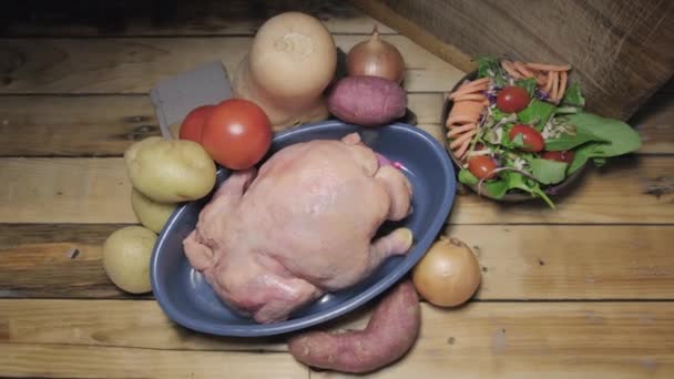 Széles Top Shot Nyers Csirke Zöldség Asztalon — Stock videók