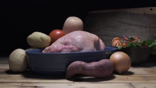 Szeroki Strzał Surowy Kurczak Warzywa Stole — Wideo stockowe