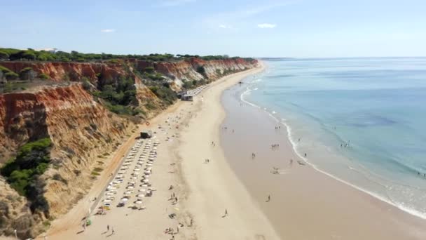Turiștii Bucură Plaja Nisip Restaurante Stânci Coastă Capac Mare Plaja — Videoclip de stoc