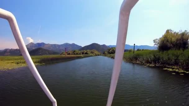 Czarnogóra Boat Mountains Zobacz Czas Lapse Sunny Day — Wideo stockowe