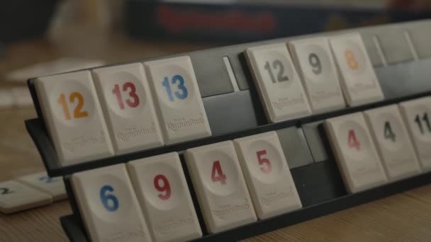 Close Weergave Van Persoon Spelen Rummikub Gefilmd Handheld — Stockvideo