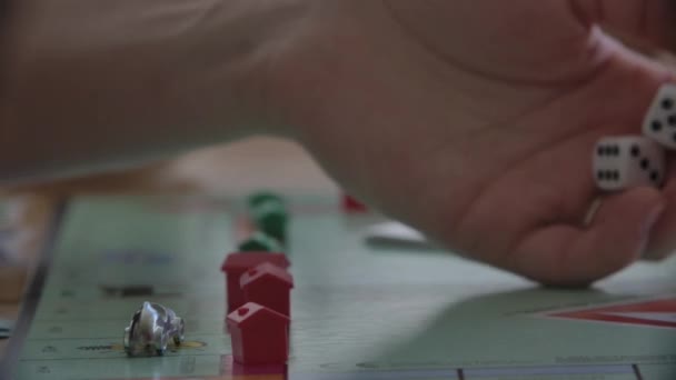 Крупный План Человека Бросающего Кубики Монополию Съемка Ручной Клади — стоковое видео