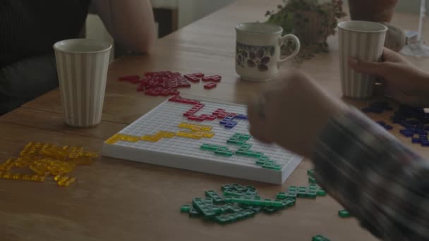 Personas Disfrutando Del Clásico Juego Mesa Blokus Filmado Trípode — Vídeo de stock