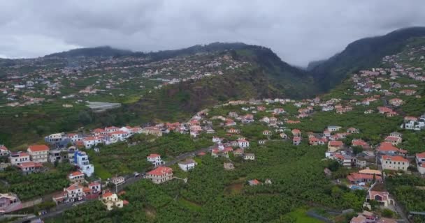 Ponta Sol Köyünün Madeira Portekiz Deki Dağ Manzaralı Insansız Hava — Stok video