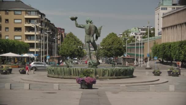Статуя Посейдона Гтаплатсене Центре Готэма Швеция Съемки Солнечный Летний День — стоковое видео