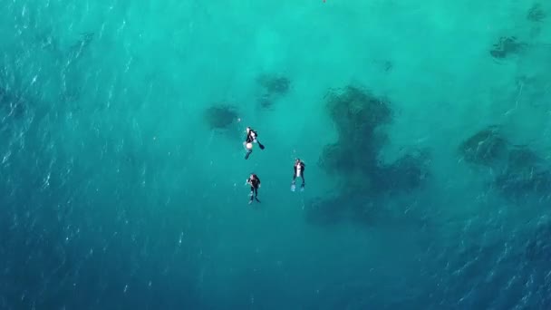 所罗门群岛海上漂浮的3名潜水者的空中射击 — 图库视频影像